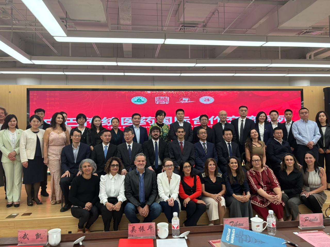 Grupo reunido em encontro institucional na China